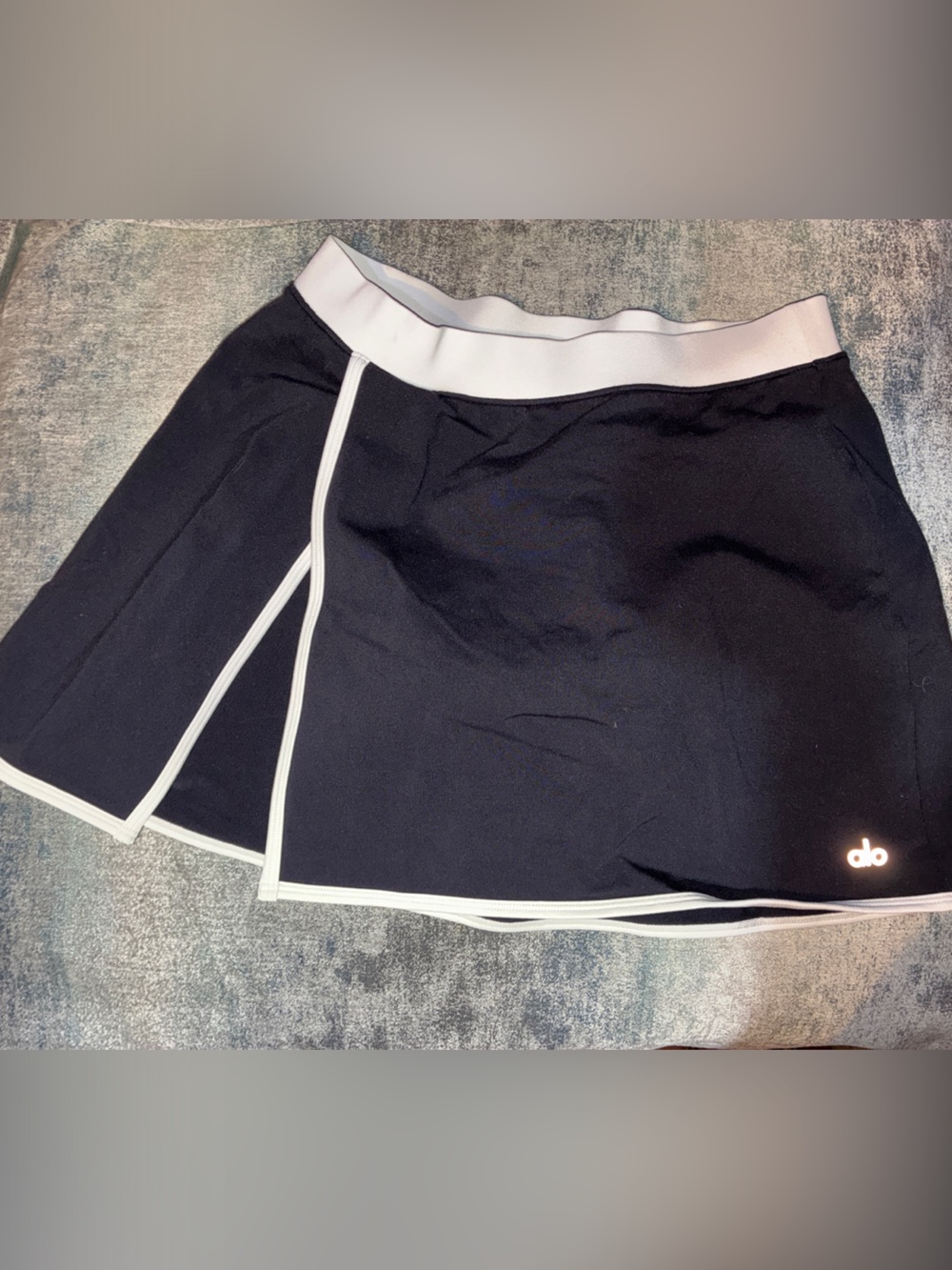 ALO Yoga Black Athletic Skort with White Trim